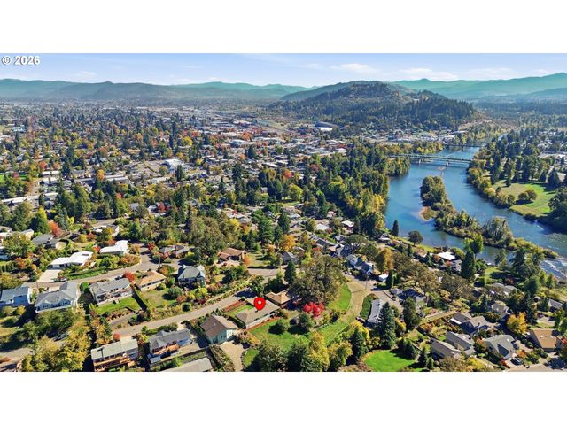682 SUNSET Dr, Springfield, OR 97477