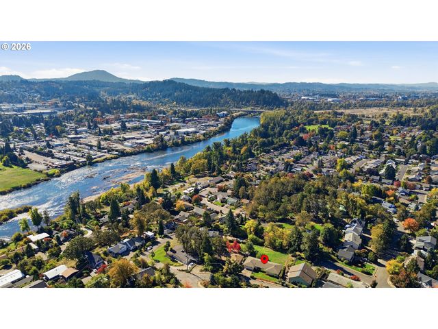 682 SUNSET Dr, Springfield, OR 97477