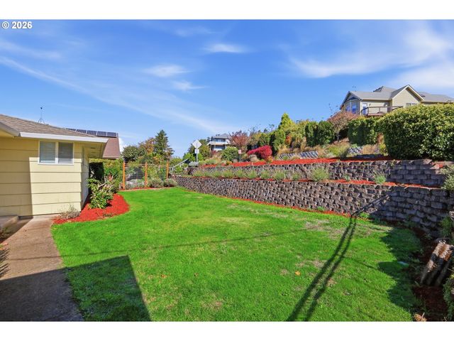 682 SUNSET Dr, Springfield, OR 97477