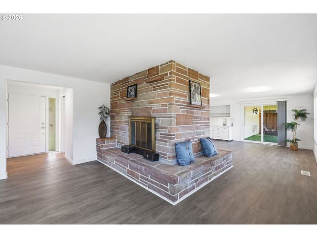 682 SUNSET Dr, Springfield, OR 97477