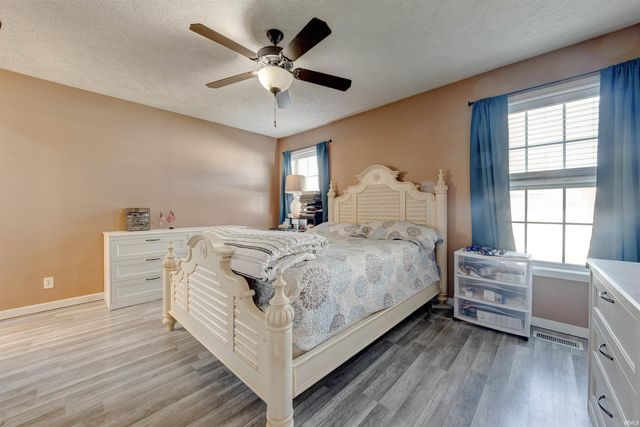 1932 Saint Lucia Drive, Newburgh, IN 47630