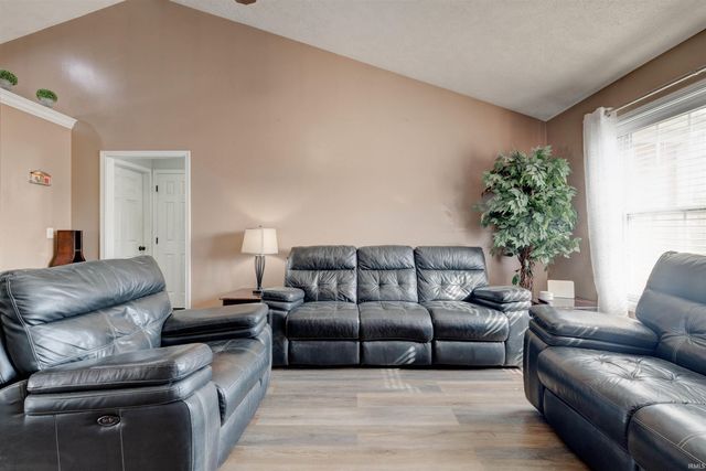 1932 Saint Lucia Drive, Newburgh, IN 47630