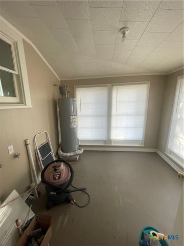 211 Lackey, Cuero, TX 77954