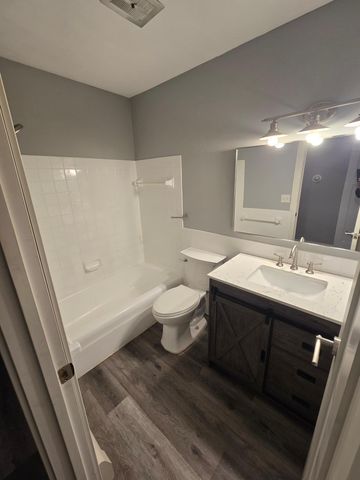 3155 Old Highway 8 104, Roseville, MN 55418