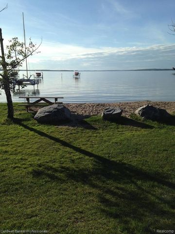 1921 Beverly Street, Sylvan Lake, MI 48320