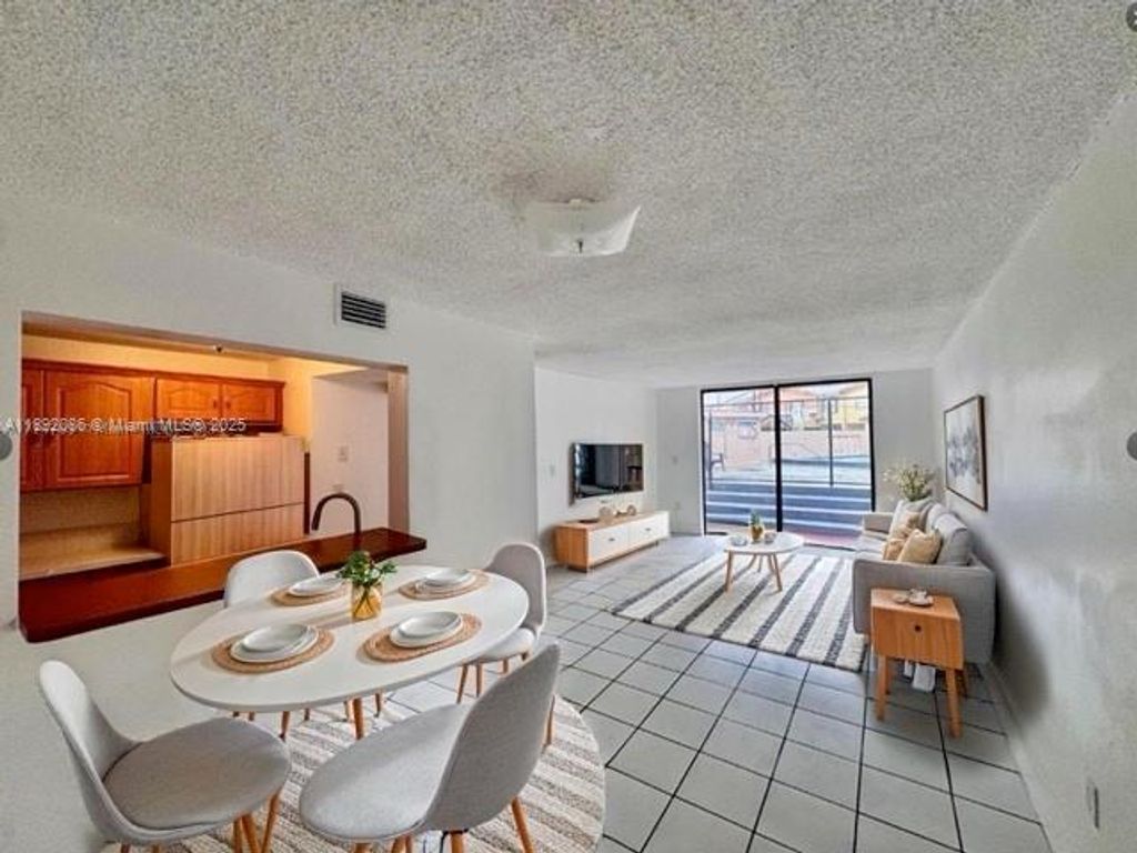 9678 Fontainebleau Blvd 111, Miami, FL 33172