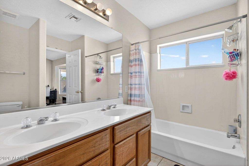 Image 14 of property listing at 2335 E SHERRI Drive, Gilbert, AZ 85296