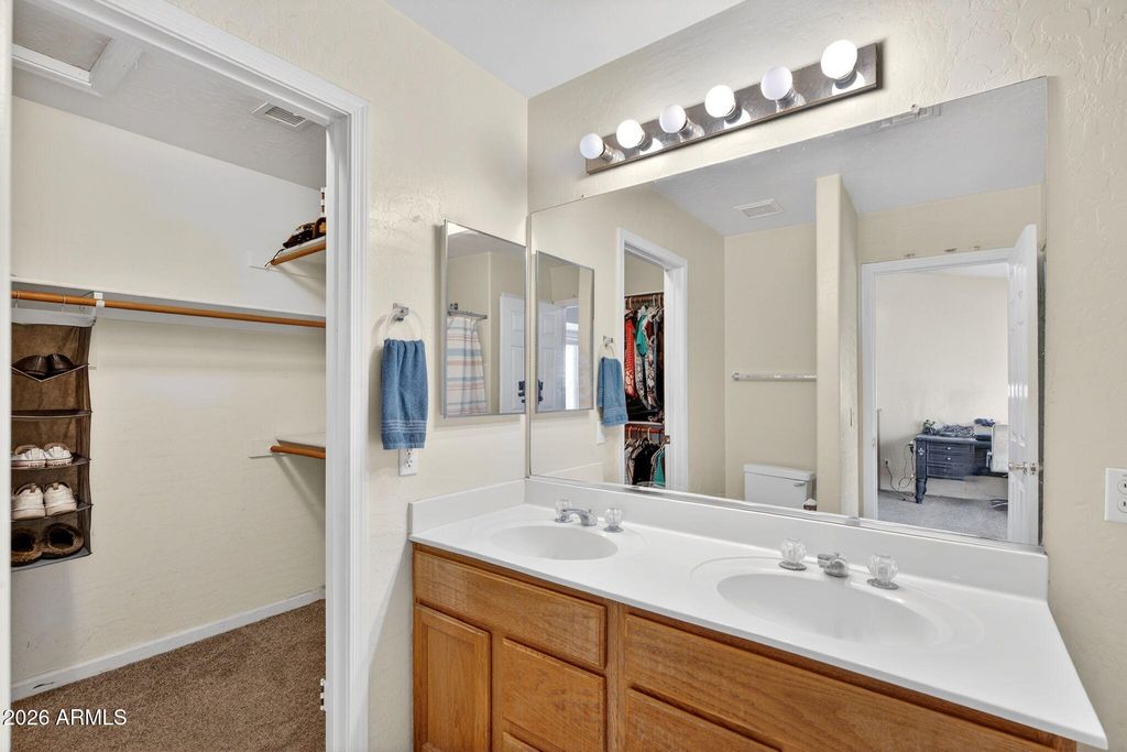 Image 15 of property listing at 2335 E SHERRI Drive, Gilbert, AZ 85296