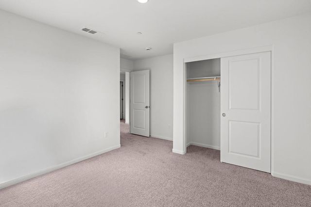 820 Summerhouse Dr, Patterson, CA 95363