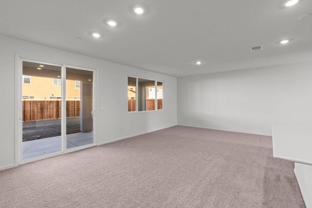 820 Summerhouse Dr, Patterson, CA 95363