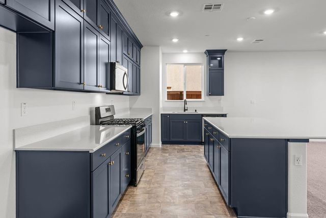 820 Summerhouse Dr, Patterson, CA 95363