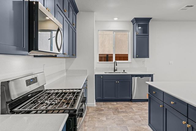 820 Summerhouse Dr, Patterson, CA 95363