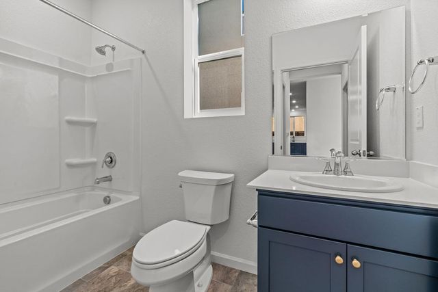 820 Summerhouse Dr, Patterson, CA 95363