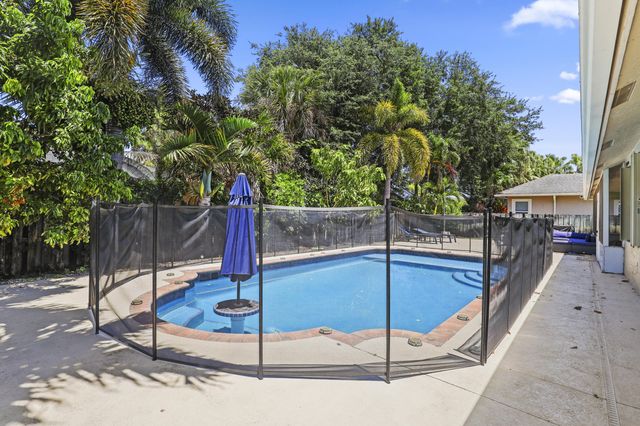 13885 Sheffield Street, Wellington, FL 33414