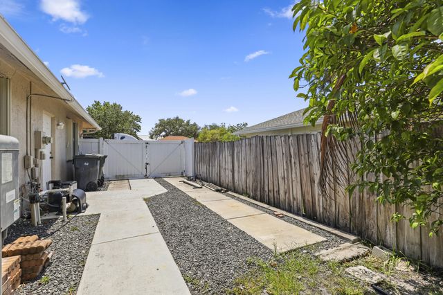 13885 Sheffield Street, Wellington, FL 33414