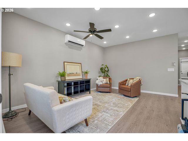 2308 Se RISLEY Ave, Milwaukie, OR 97267