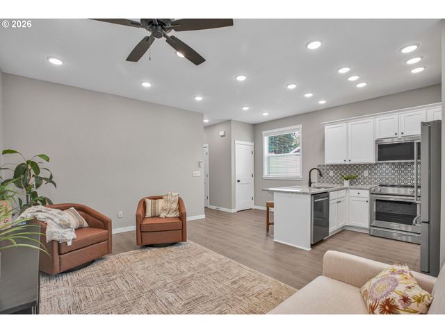 2308 Se RISLEY Ave, Milwaukie, OR 97267