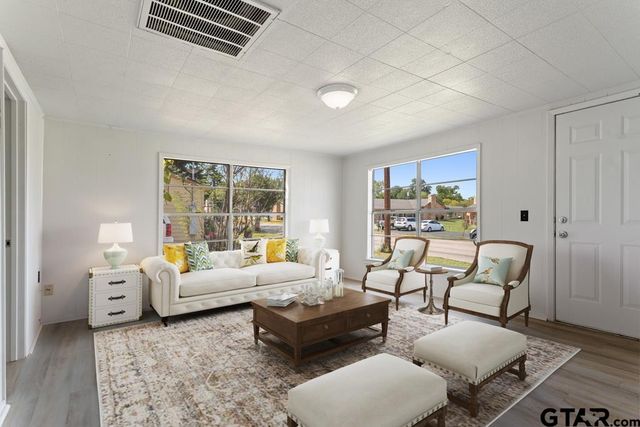 210 Cooper, Lindale, TX 75771