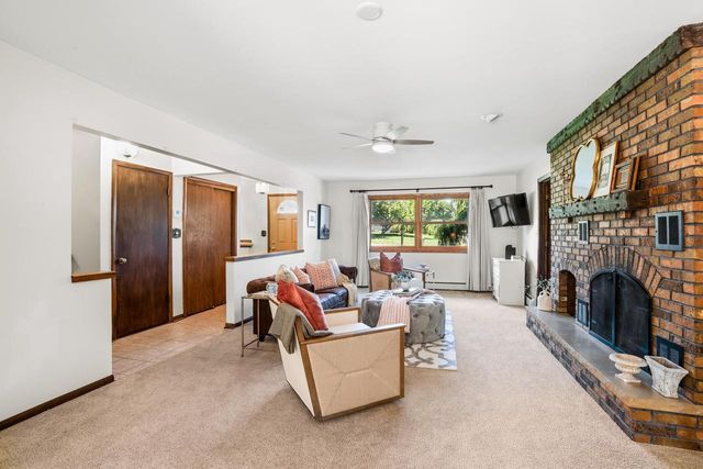 21485 Belgren ROAD, Waukesha, WI 53186