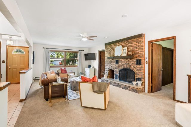 21485 Belgren ROAD, Waukesha, WI 53186