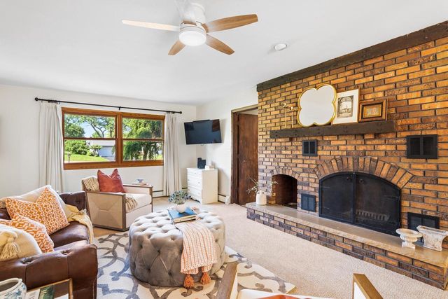 21485 Belgren ROAD, Waukesha, WI 53186