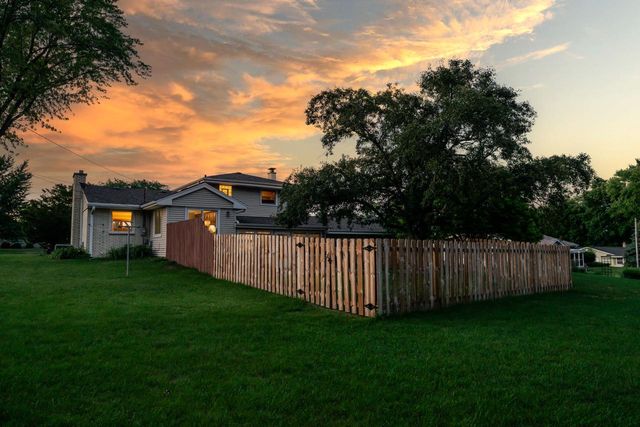 21485 Belgren ROAD, Waukesha, WI 53186
