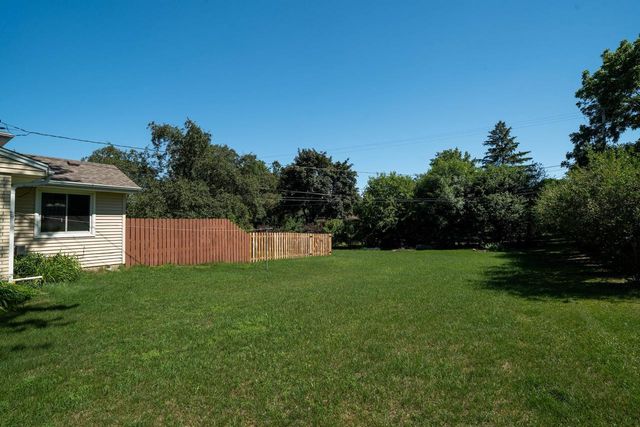 21485 Belgren ROAD, Waukesha, WI 53186