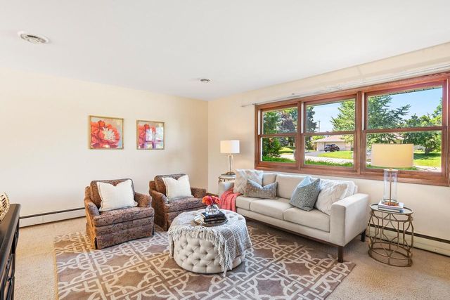 21485 Belgren ROAD, Waukesha, WI 53186