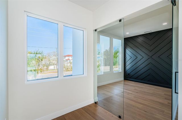 7981 2ND AVENUE S, St Petersburg, FL 33707