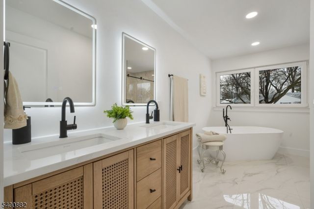 860 Lakeside Dr, Rahway City, NJ 07065