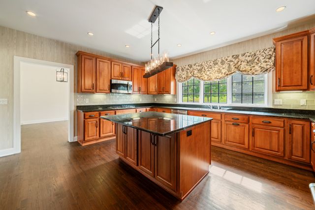 1 Hampshire Court, Middlebury, CT 06762