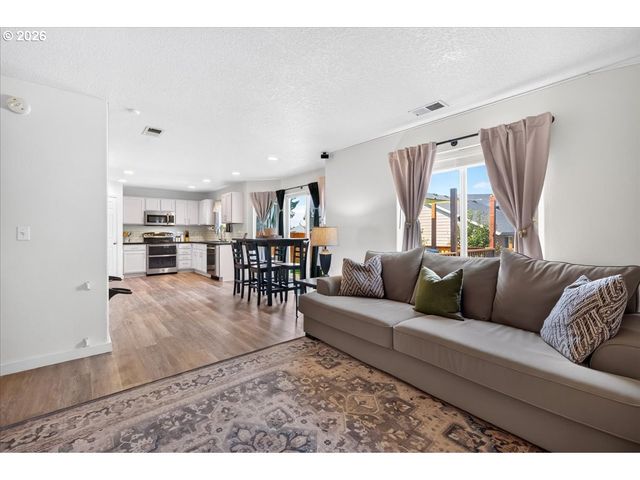 228 E 12TH St, Lafayette, OR 97127