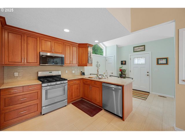 1010 WELL St, Silverton, OR 97381