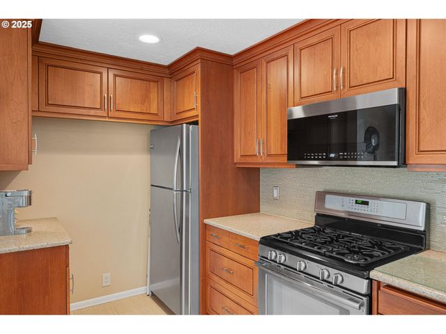 1010 WELL St, Silverton, OR 97381