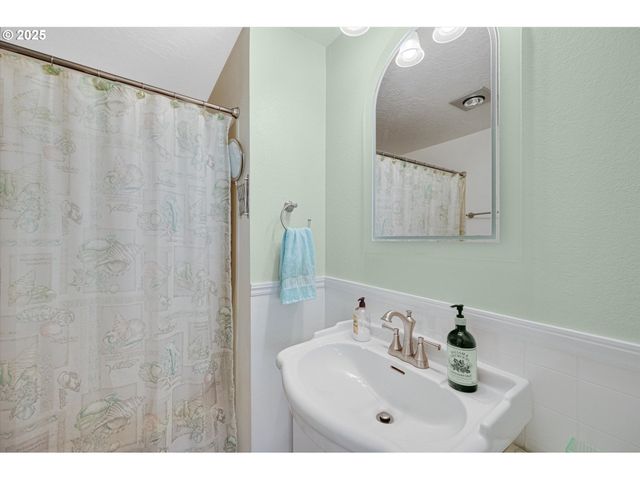 1010 WELL St, Silverton, OR 97381