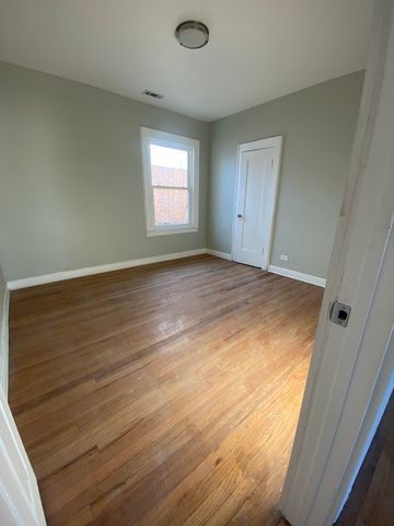 8046 S MANISTEE Avenue 2, Chicago, IL 60617