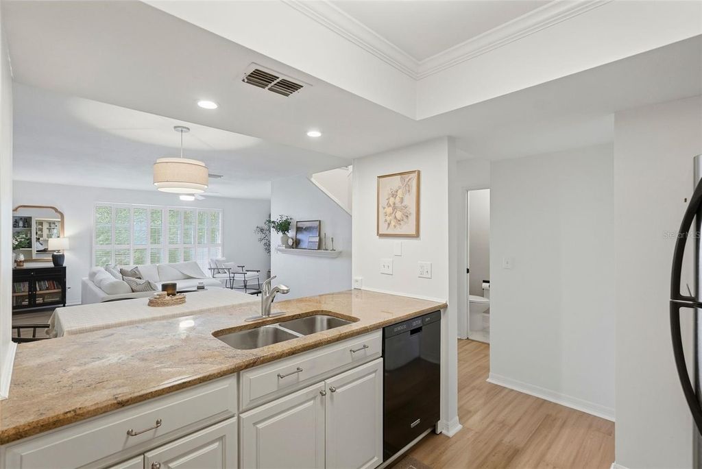 Image 8 of property listing at 606 S GLEN AVENUE 11, Tampa, FL 33609