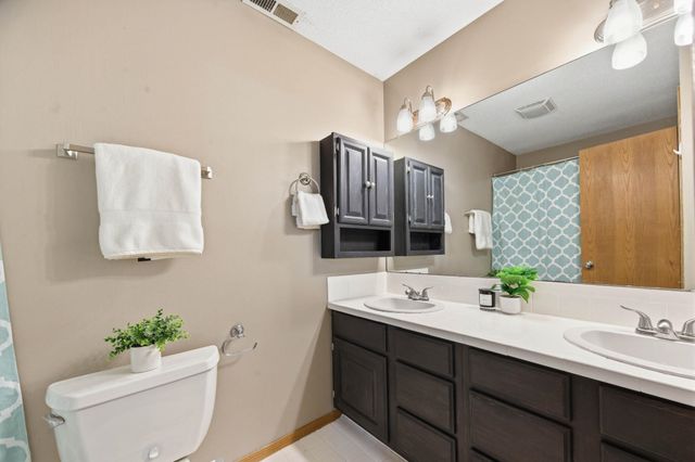 6643 E Saint James Pl, Bel Aire, KS 67226