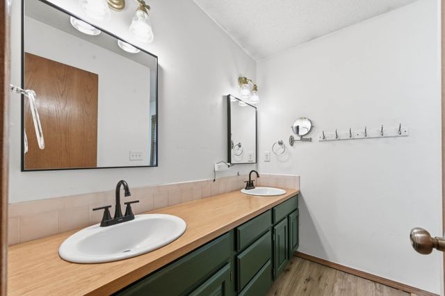 6643 E Saint James Pl, Bel Aire, KS 67226