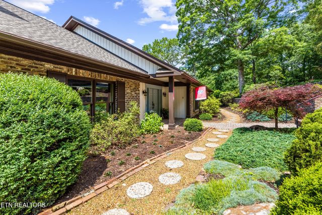 902 Twin Cove Circle, Lenoir City, TN 37772