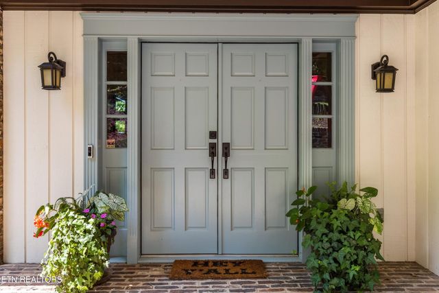 902 Twin Cove Circle, Lenoir City, TN 37772