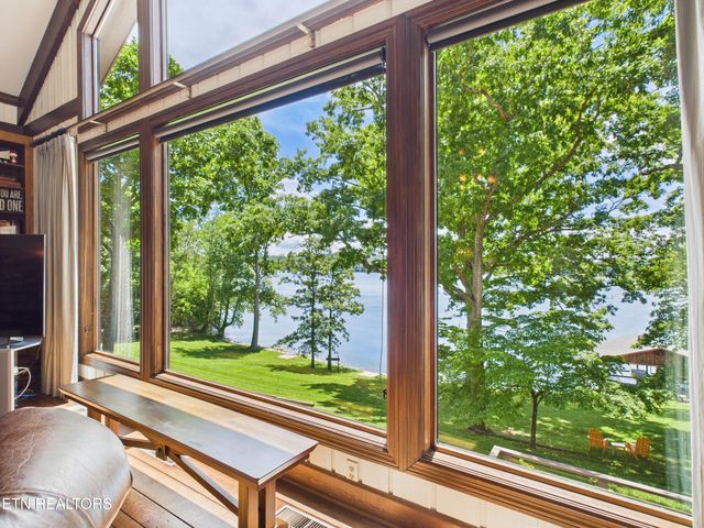 902 Twin Cove Circle, Lenoir City, TN 37772