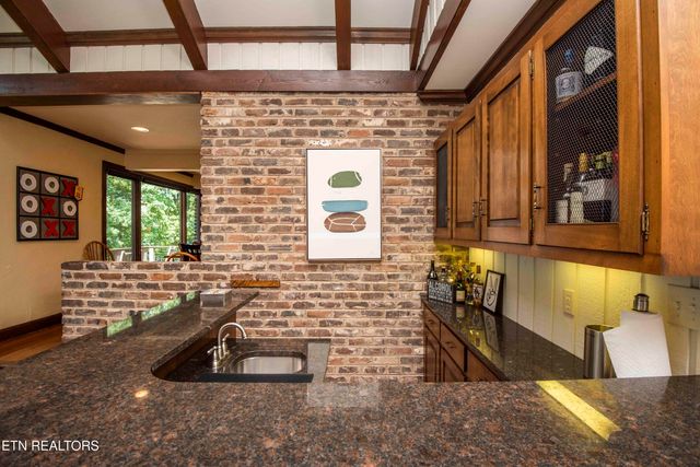 902 Twin Cove Circle, Lenoir City, TN 37772