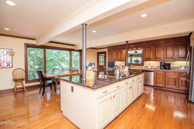 902 Twin Cove Circle, Lenoir City, TN 37772