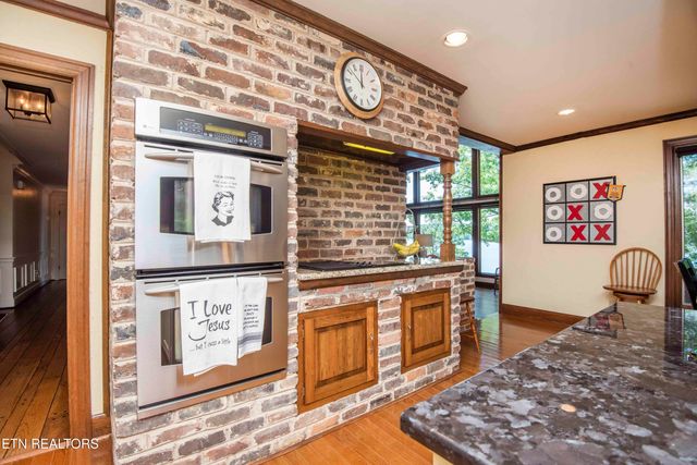 902 Twin Cove Circle, Lenoir City, TN 37772