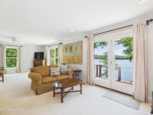 902 Twin Cove Circle, Lenoir City, TN 37772