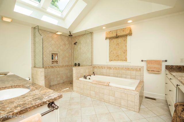 902 Twin Cove Circle, Lenoir City, TN 37772