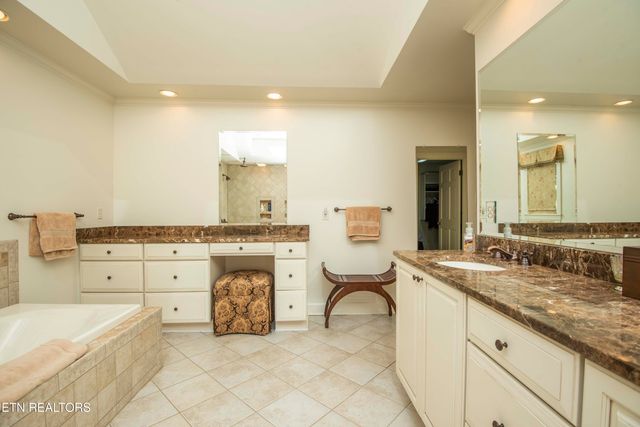 902 Twin Cove Circle, Lenoir City, TN 37772