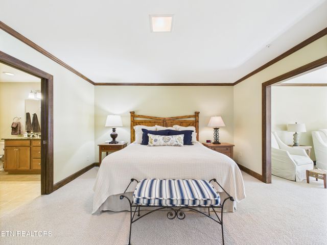 902 Twin Cove Circle, Lenoir City, TN 37772