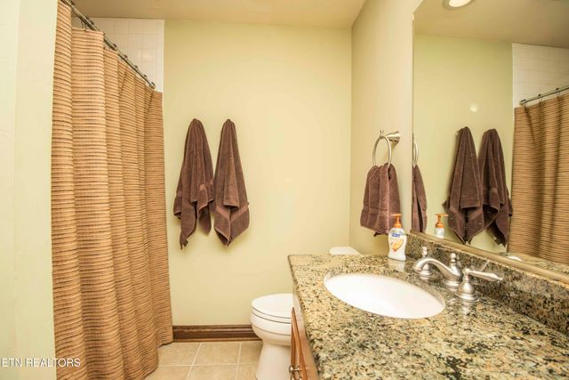 902 Twin Cove Circle, Lenoir City, TN 37772